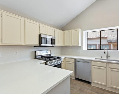 816 Clearwater Trl - Photo Thumbnail 6