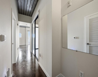 620 Glen Iris Drive Ne - Photo Thumbnail 4