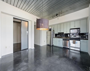 620 Glen Iris Drive Ne - Photo Thumbnail 5