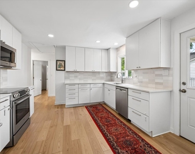 900 Isabella Street - Photo Thumbnail 7