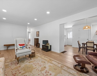 900 Isabella Street - Photo Thumbnail 4