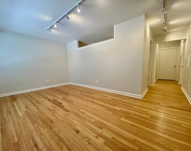526 W Roscoe Street - Photo Thumbnail 1