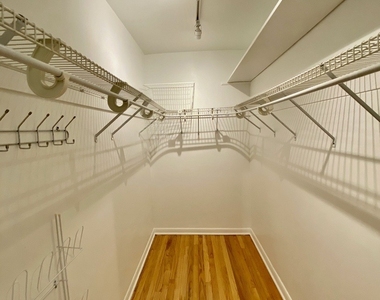 526 W Roscoe Street - Photo Thumbnail 13