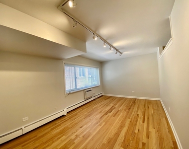 526 W Roscoe Street - Photo Thumbnail 2