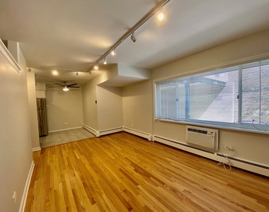 526 W Roscoe Street - Photo Thumbnail 3
