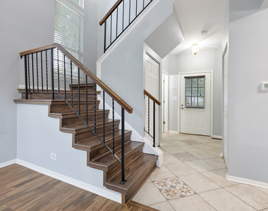 1175 Regency Drive - Photo Thumbnail 7