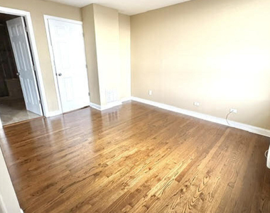 1360 N Sandburg Terrace - Photo Thumbnail 18