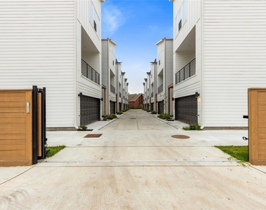 812 Elkhart Street - Photo Thumbnail 33