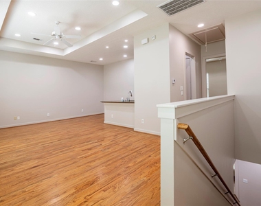 4040 Center Street - Photo Thumbnail 4