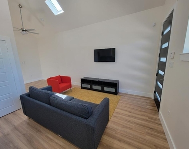 7614 Avenue L - Photo Thumbnail 5