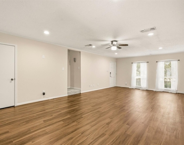 496 N Post Oak Lane - Photo Thumbnail 6