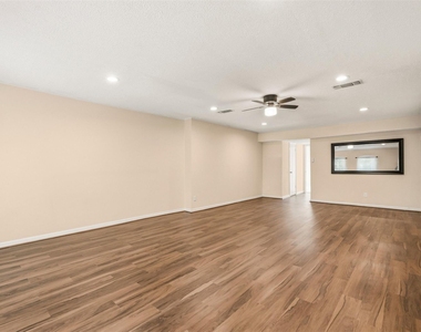 496 N Post Oak Lane - Photo Thumbnail 3