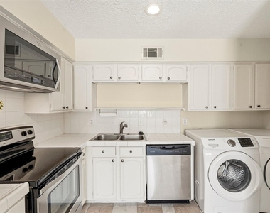 496 N Post Oak Lane - Photo Thumbnail 11