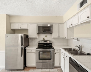496 N Post Oak Lane - Photo Thumbnail 13