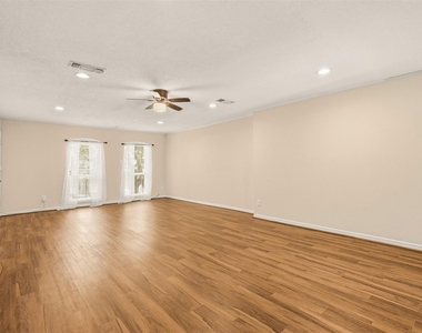 496 N Post Oak Lane - Photo Thumbnail 5