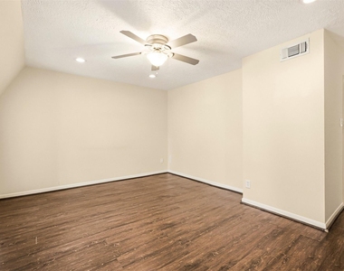 496 N Post Oak Lane - Photo Thumbnail 24