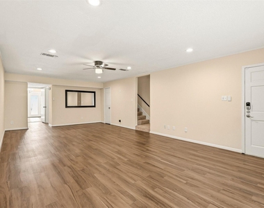 496 N Post Oak Lane - Photo Thumbnail 4