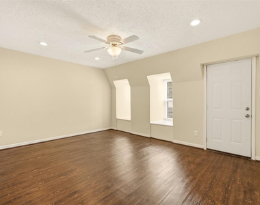 496 N Post Oak Lane - Photo Thumbnail 18