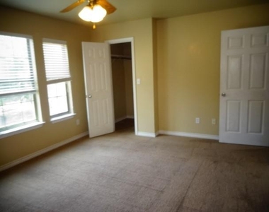 107 Yegua Circle - Photo Thumbnail 8