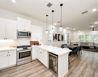 901 Lehman Street - Photo Thumbnail 14
