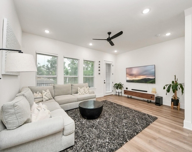 901 Lehman Street - Photo Thumbnail 4