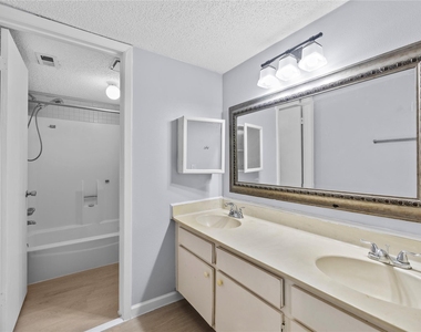 12528 Wellington Park Drive - Photo Thumbnail 7
