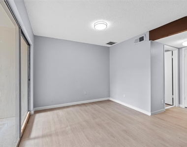 12528 Wellington Park Drive - Photo Thumbnail 9