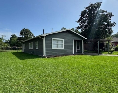 1819 Lincoln Drive - Photo Thumbnail 2