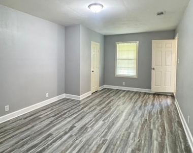 1819 Lincoln Drive - Photo Thumbnail 4