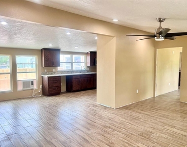 9115 Puritan Way - Photo Thumbnail 5
