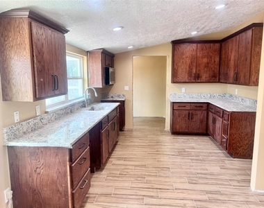 9115 Puritan Way - Photo Thumbnail 6