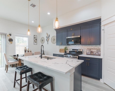 890 Lucky Street - Photo Thumbnail 10