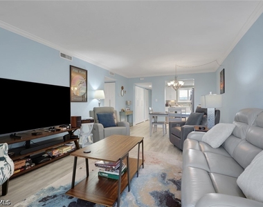 2121 Collier Avenue - Photo Thumbnail 8