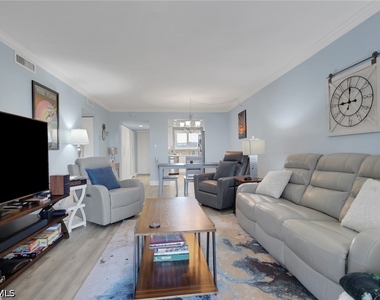 2121 Collier Avenue - Photo Thumbnail 7