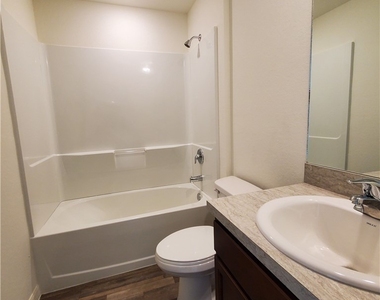 2824 Ne 3rd Avenue - Photo Thumbnail 3