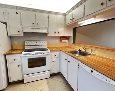 9301 Central Park Drive - Photo Thumbnail 4