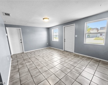 6617 Warwick Circle - Photo Thumbnail 7