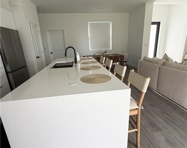 343 Rawlings Avenue - Photo Thumbnail 6
