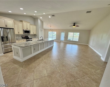 3829 Sw 17th Place - Photo Thumbnail 2