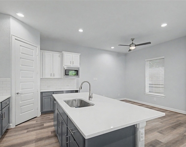 911 W 35th Street - Photo Thumbnail 5