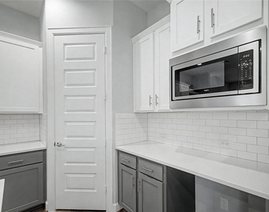 911 W 35th Street - Photo Thumbnail 4