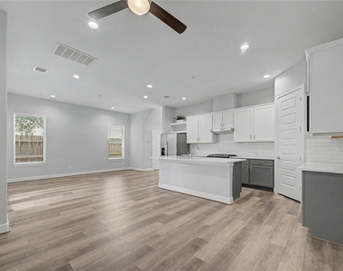 911 W 35th Street - Photo Thumbnail 1