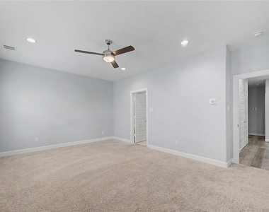 911 W 35th Street - Photo Thumbnail 10