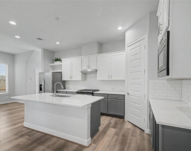 911 W 35th Street - Photo Thumbnail 35