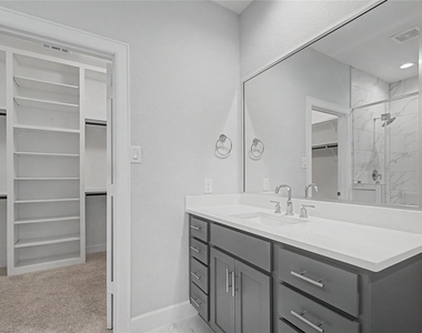 911 W 35th Street - Photo Thumbnail 14