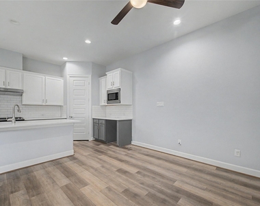 911 W 35th Street - Photo Thumbnail 2