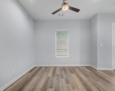 911 W 35th Street - Photo Thumbnail 7