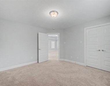 911 W 35th Street - Photo Thumbnail 25