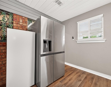 1005 Avenue D - Photo Thumbnail 15