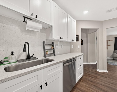 1005 Avenue D - Photo Thumbnail 18